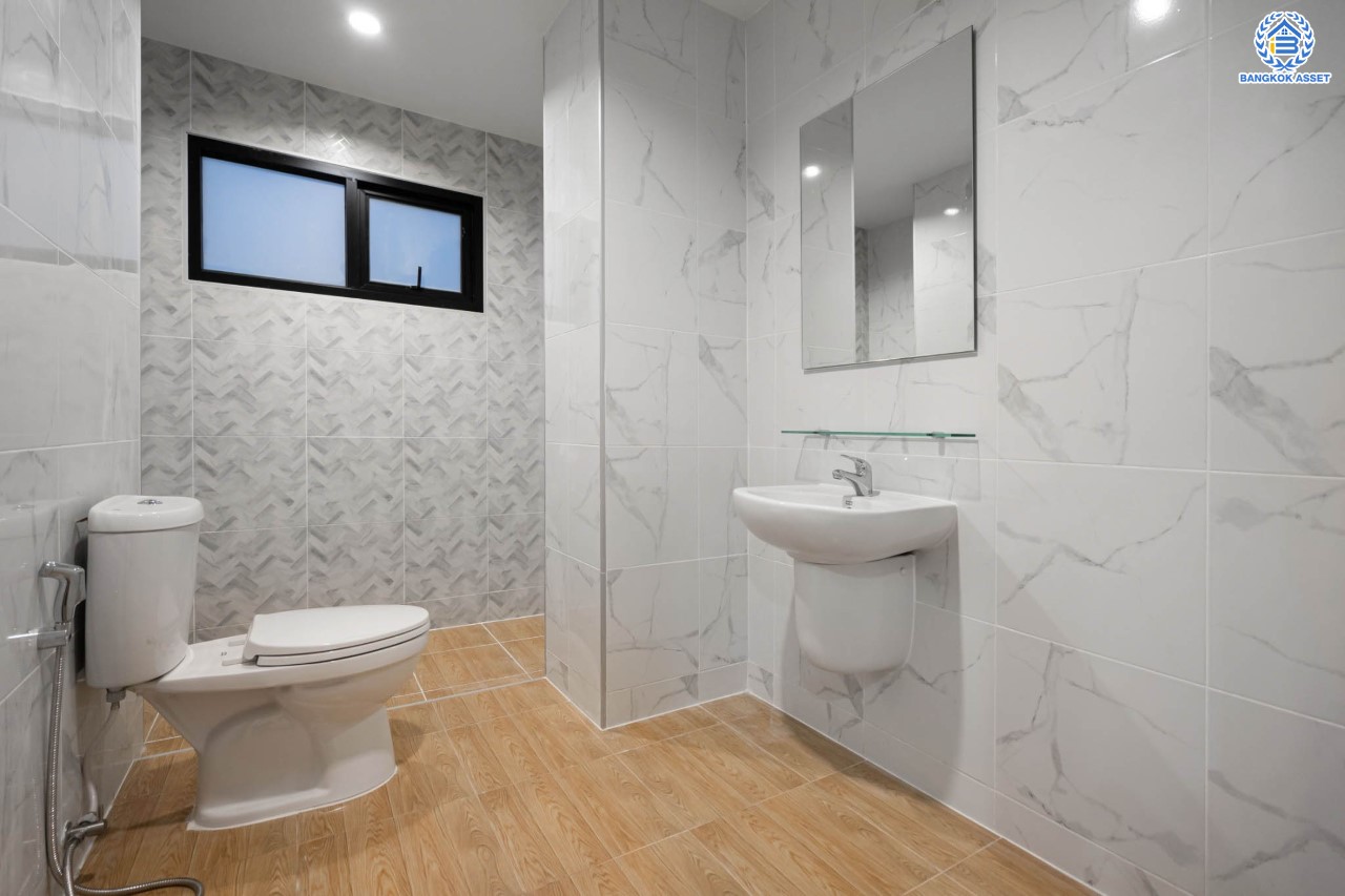 บ้านมือสองตกแต่งใหม่ ม.เศรณี ดอนเมือง-สรงประภา เนื้อที่ 27.7 ตร.ว. ฟังก์ชันจัดเต็ม 4 ห้องนอน 3 ห้องน้ำ จอดรถได้ 1 คัน ตอบโจทย์ครอบครัวใหญ่ มีความเป็นส่วนตัว เดินทางเข้าสู่ใจกลางเมืองได้อย่างสะดวกสบาย ใกล้สนามบินดอนเมือง และทางด่วนศรีสมาน...